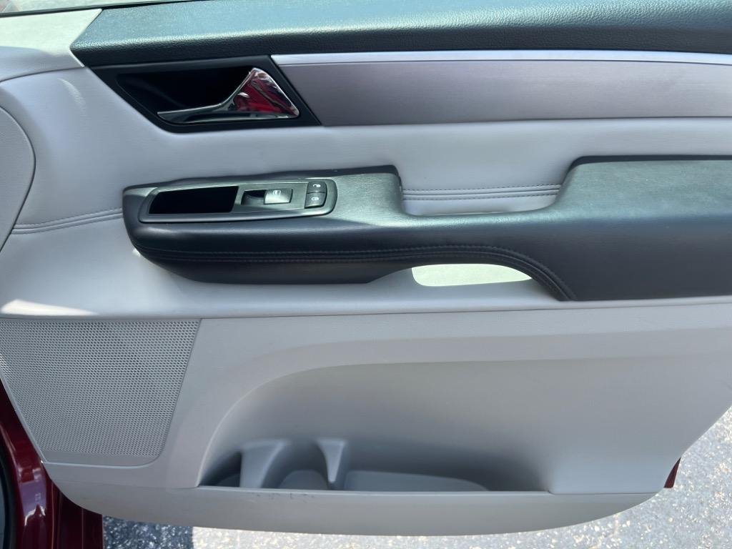 2012 Volkswagen Routan SEL - Photo 26