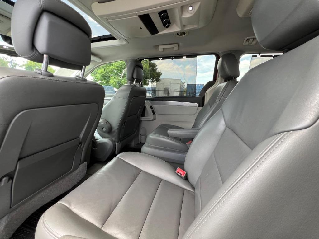 2012 Volkswagen Routan SEL - Photo 12