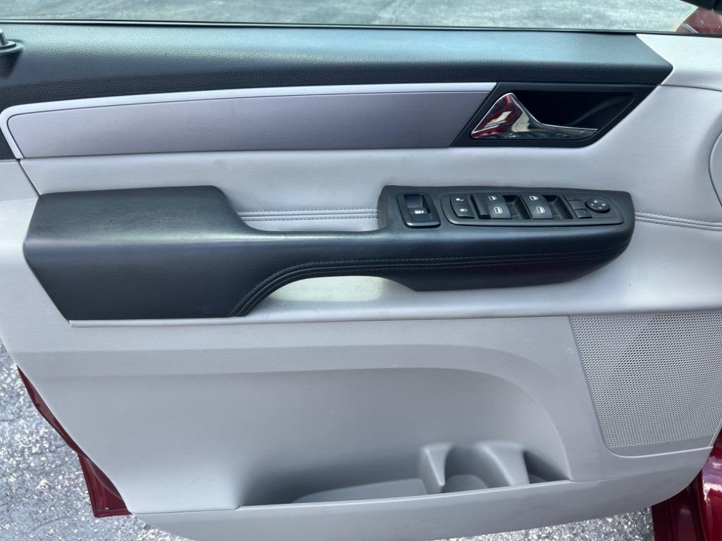 2012 Volkswagen Routan SEL - Photo 18