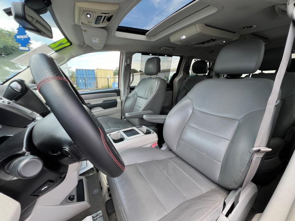 2012 Volkswagen Routan SEL - Photo 17