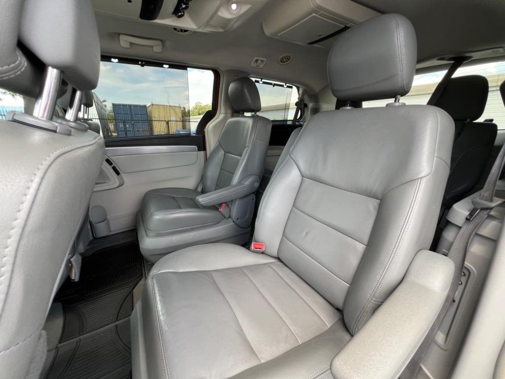 2012 Volkswagen Routan SEL - Photo 11